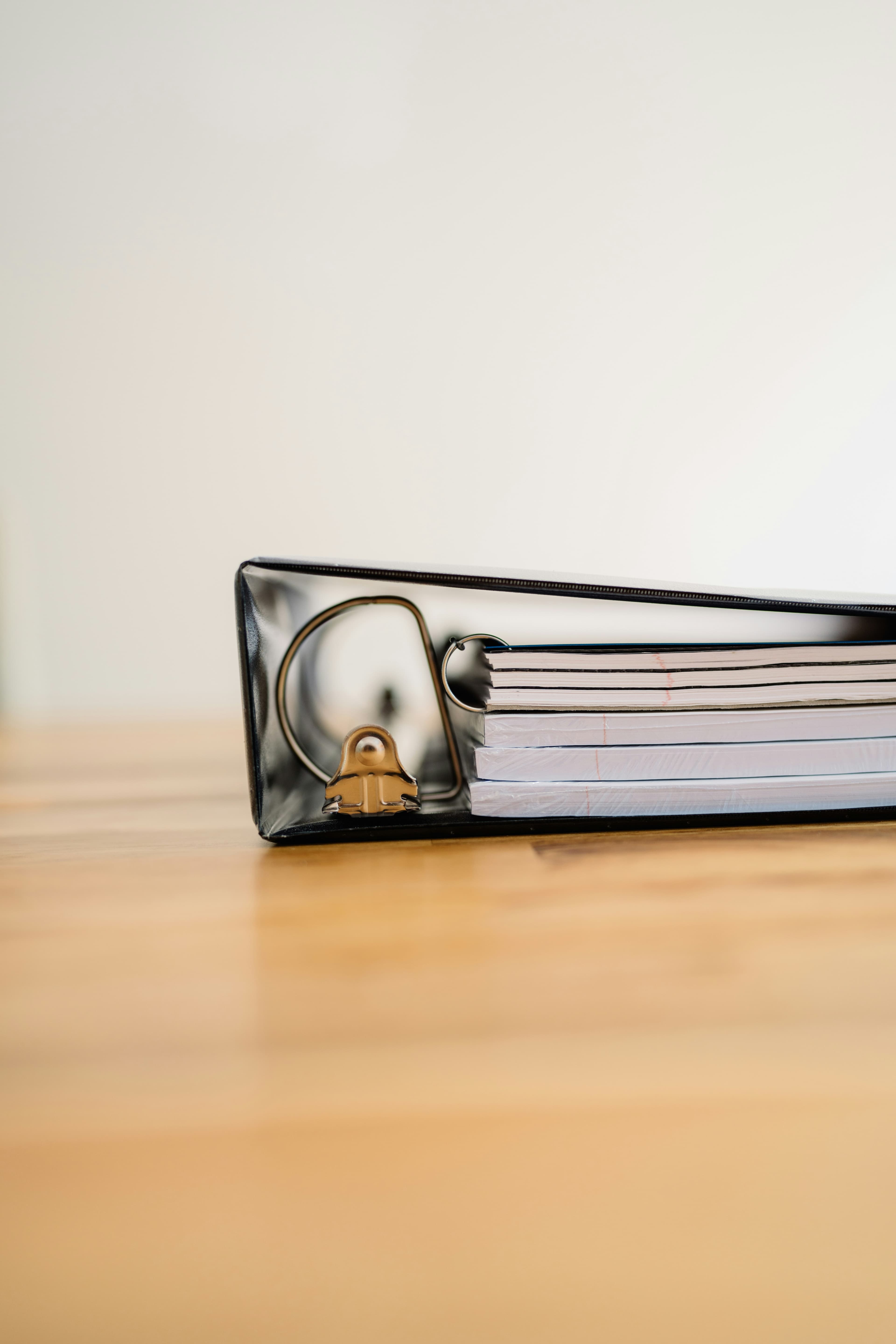 Classeur DUERP sur un bureau en bois avec documents